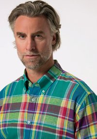 Kleurrijk geruit overhemd met groene, blauwe, gele en rode tinten; gemaakt van een zachte stof met een button-down kraag en kleine knopen.