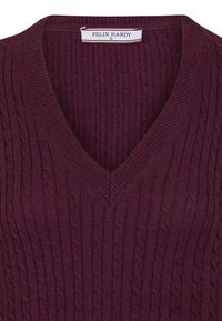 Burgunderfarbener Grobstrickpullover mit V-Ausschnitt und Felix Hardy Größe S Etikett im Kragen.