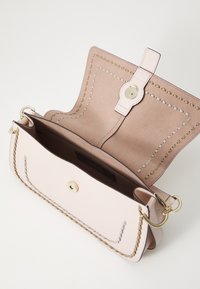 Borsa a tracolla in pelle rosa con hardware dorato, dettagli cuciti e un morbido interno in suede. Design a ribalta aperta che rivela ampio spazio per i compartimenti.