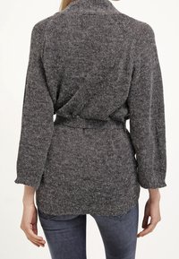 Harmaa neulottu neuletakki, jossa on kaulus, vyö vyötäröllä ja pitkät hihat. Kankaan pinta on pehmeä ja tekstuuri on miellyttävä, takapuoli on hieman pidempi.