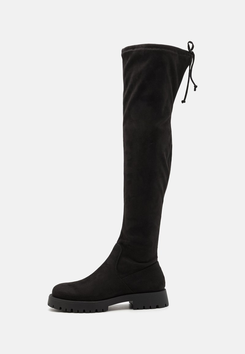 Botas negras por encima de la rodilla, hechas de gamuza suave, con un diseño ajustado, punta redondeada y suela de goma gruesa con un relleno texturizado.