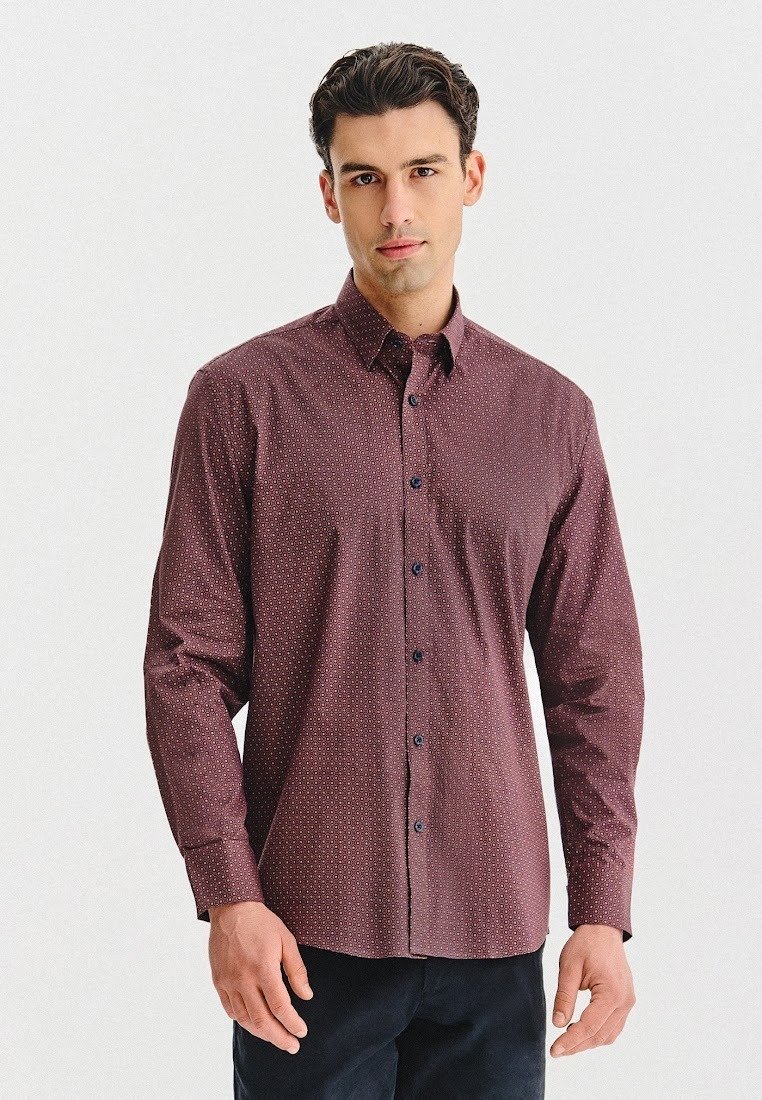 Bordowa koszula z długim rękawem z kołnierzykiem zapinanym na guziki, wykonana z teksturowanej tkaniny, z granatowymi guzikami i subtelnym geometrycznym wzorem na całej powierzchni.