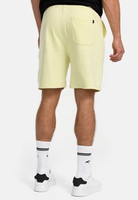 INDICODE JEANS Shorts - young wheat