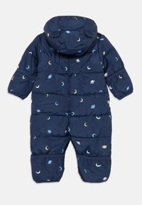 Suis de neve azul-marinho com capuz, apresentando um padrão de planetas e luas em amarelo e azul claro. Inclui punhos elásticos para maior aquecimento.