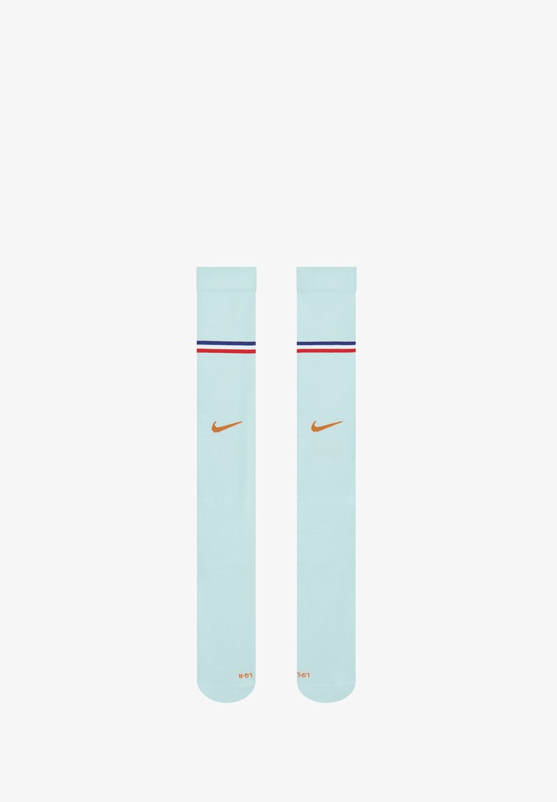 Ανοιχτό μπλε αθλητικές κάλτσες Nike με κόκκινες, λευκές και μπλε ρίγες κοντά στην κορυφή και πορτοκαλί λογότυπο Nike στοκάτσε σε κάθε κάλτσα.