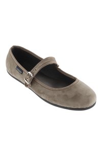 Zapato plano de ante gris con punta redondeada y una tira al estilo Mary Jane con una hebilla plateada. La suela es negra con una ligera textura.