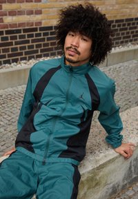 Jordan SPORT JAM WARM UP JACKET - Chaqueta de entrenamiento - oxidized green/black/white