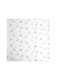 Biely kus látky s malými ilustráciami žirafy, zebry a slona rovnomerne rozmiestnenými po celom povrchu.