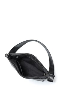 Borsa a tracolla nera in pelle con chiusura a zip, texture liscia, tracolla regolabile e un ampio interno con tasche.