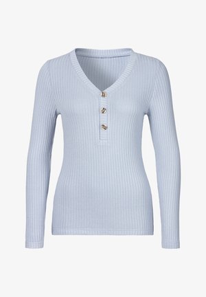 Lichtblauw ribbeltruitje met lange mouwen en een V-halslijn, voorzien van een verstelbare knopenrij met vier knopen. De zachte textuur en de aansluitende pasvorm benadrukken de slanke uitstraling.