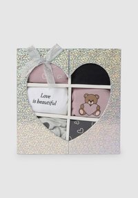 Scatola regalo a forma di cuore con finitura glitter e nastro argentato, contenente sei paia di calzini in vari colori e design, tra cui cuori e un orsetto.