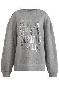 Sudadera gris de manga larga con texto plateado brillante: "NO HAY FRONTERAS, LA TIERRA ES MI ALDEA."