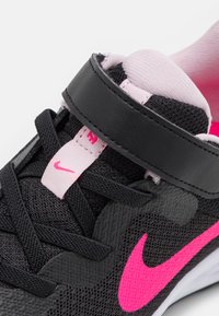 Nike Performance NIKE REVOLUTION 6 (PSV) - Scarpe da corsa su strada - black/hyper pink/pink foam