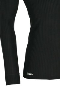 Zwarte Coolmax langslieve shirt met ribbelstructuur. Heeft een aansluitend ontwerp en logo-detail aan de zoom. Soepele stof voor comfort.