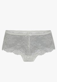 Sous-vêtements en dentelle doux blancs avec un motif floral, présentant un ourlet festonné, un petit nœud central à la taille et une texture transparente.