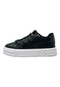 Sneaker in pelle nera con loghi in rilievo, suola spessa bianca e lacci neri. Il design presenta una forma elegante e arrotondata con bordi imbottiti.