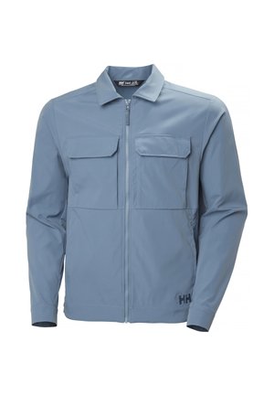 Jasnoniebieska kurtka zapinana na zamek błyskawiczny z dwoma klapowymi kieszeniami z przodu, długimi rękawami, kołnierzem oraz logo HH umieszczonym w pobliżu dolnego brzegu po prawej stronie.
