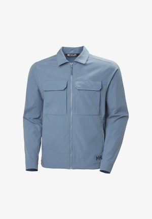 Jasnoniebieska kurtka zapinana na zamek błyskawiczny z dwoma klapowymi kieszeniami z przodu, długimi rękawami, kołnierzem oraz logo HH umieszczonym w pobliżu dolnego brzegu po prawej stronie.