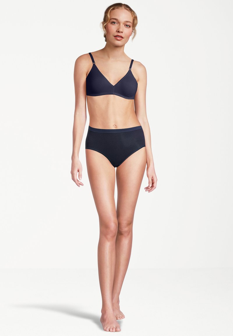 Set di lingerie blu navy composto da un reggiseno morbido e senza cuciture con spalline regolabili e mutandine a vita alta con una texture liscia e una sottile fascia in vita.