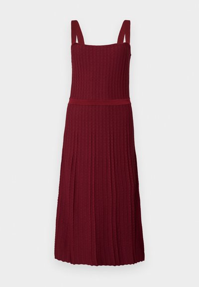 Μπορντό πλεκτό φόρεμα με εφαρμοστό μπούστο, φαρδιές τιράντες στους ώμους και πλισέ φούστα, με υφή στο σχέδιο και ζώνη στη μέση.