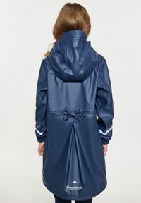 Modra vodoodporna dežna jakna s kapuco, ki ima zadnji lok, elastične manšete in odsevnike na rokavih.