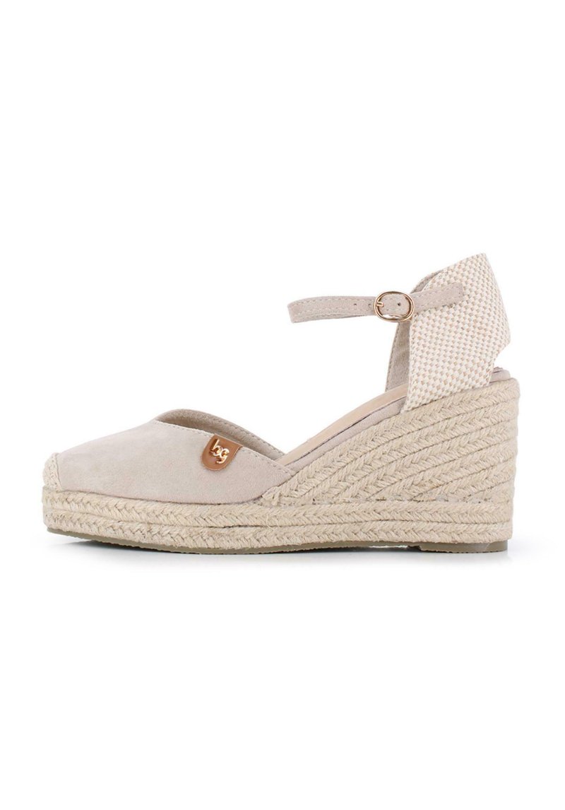 Sandalia de cuña de ante beige con plataforma de yute trenzado, tira de tobillo y un pequeño logotipo. Presenta una puntera redondeada y un detalle en el talón texturizado.