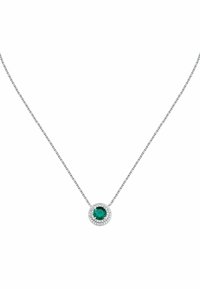 Collana d'argento con design circolare, presenta una pietra verde centrale circondata da un alone di piccole pietre trasparenti; texture liscia.