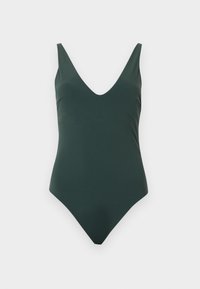 Mørkegrønn heldrakt badedrakt med V-hals og brede skulderstropper mot ensfarget lys bakgrunn.