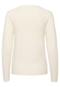 Cremfarbener Pullover, langärmlig, mit rundem Halsausschnitt und glatter, weicher Textur; zeichnet sich durch ein schlichtes, unverziertes Design aus.