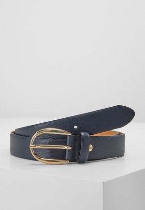 Ceinture en cuir bleu foncé texturée avec une boucle ovale dorée, présentée enroulée sur une surface blanche.
