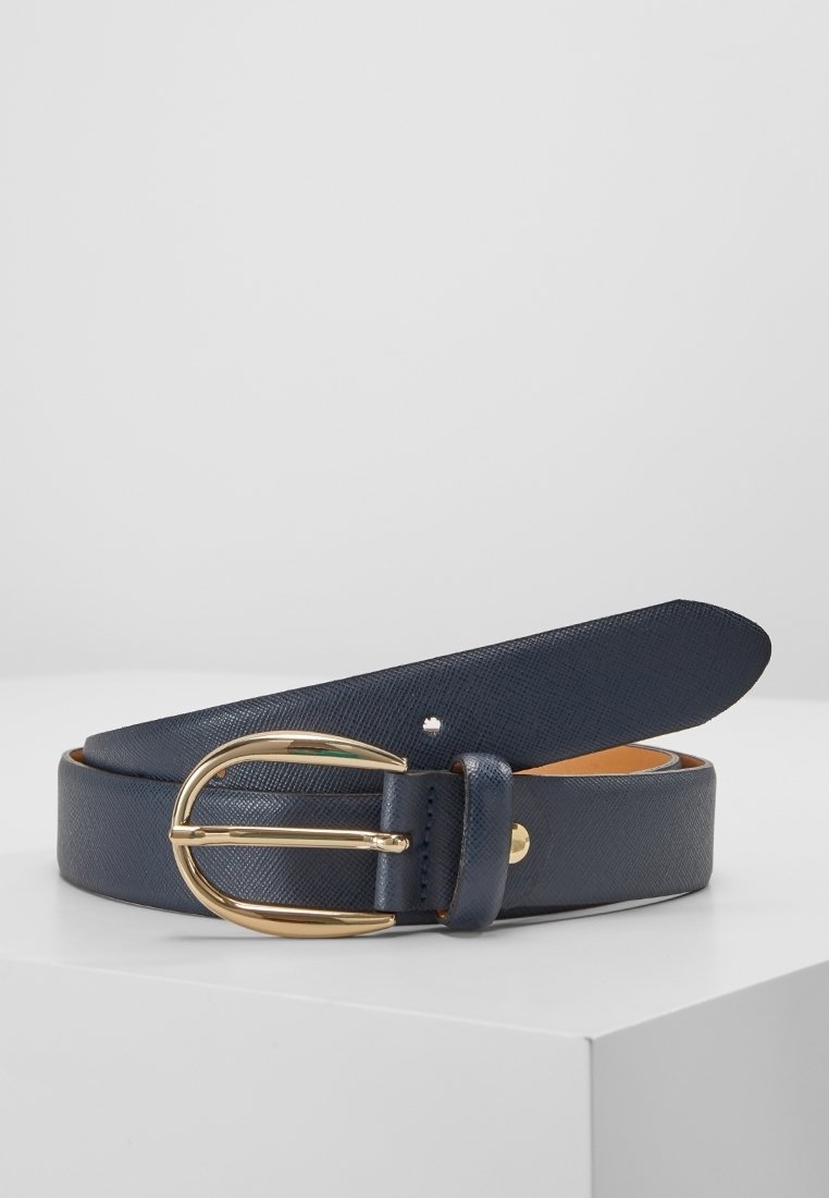 Ceinture en cuir bleu foncé texturée avec une boucle ovale dorée, présentée enroulée sur une surface blanche.
