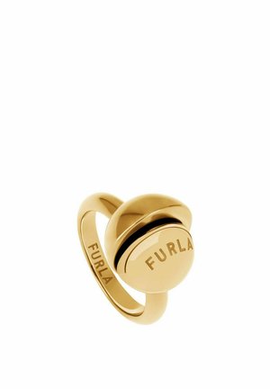 Anello Furla tono oro con design arrotondato e lucido, con nome del marchio inciso sulla banda e sull'elemento circolare frontale.