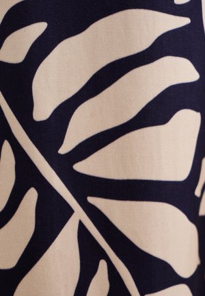 Marinefarbener Stoff mit großen, abstrakten, beigen Blattformen und glatter Textur. Das Design umfasst kräftige Umrisse und unterschiedlich große Blätter.