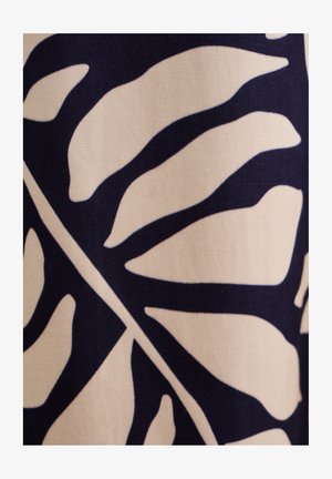 Marinefarbener Stoff mit großen, abstrakten, beigen Blattformen und glatter Textur. Das Design umfasst kräftige Umrisse und unterschiedlich große Blätter.