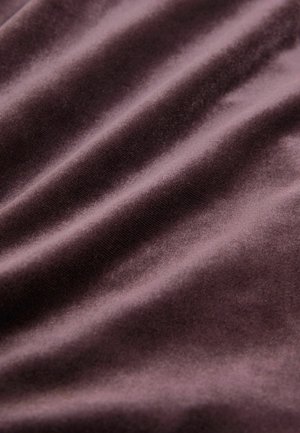 Material de catifea de un purpuriu profund, cu o textură netedă, cu un luciu moale și subtil, și modele de valuri blânde.