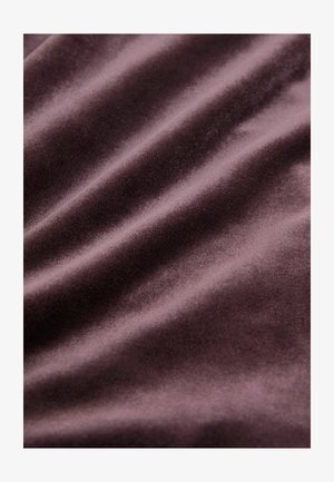 Zīda audums tumši purpura krāsā, ar gludu tekstūru, maigu, smalku spīdumu un maigiem viļņu rakstiem.