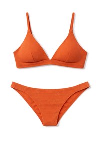 Ensemble bikini deux pièces en maille côtelée couleur orange brûlé avec haut triangle et bas taille basse, posé à plat sur fond blanc.