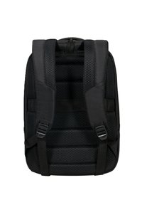 Zaino nero con spallacci imbottiti in rete traspirante, cerniere lisce e una forma strutturata. Presenta cinghie regolabili per il supporto.