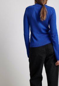NA-KD Strickpullover - blue