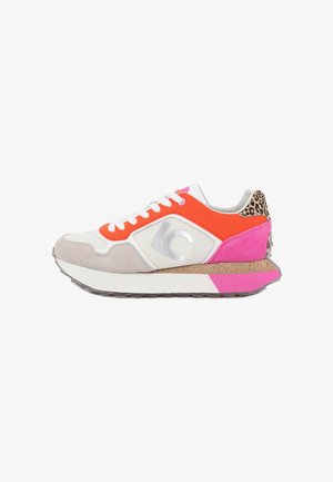 Sneaker a basso profilo bianco, arancione, rosa e beige con tallone in stampa leopardata, lacci bianchi e logo "LC" argentato sul lato.