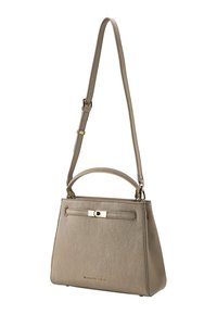 Bolso de mano de cuero texturizado color topo con asa superior, correa larga para el hombro ajustable y cierre rectangular de tono dorado en el frente.