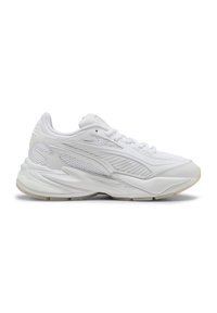 Vit sportig sneaker med nätpaneler, skulpterad sula och snörning, sedd från vänster sida på en vit bakgrund.