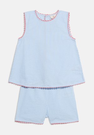 Haut sans manches rayé bleu et blanc avec un short assorti, tous deux bordés d'un liseré festonné rose.
