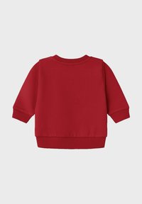 Felpa rossa con maniche lunghe, polsini a costine e scollo rotondo, realizzata in tessuto morbido. Texture liscia, senza motivi visibili o parti metalliche.