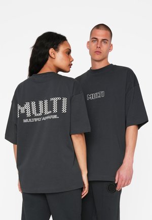 T-shirt in cotone nero oversize con testo bianco audace "MULTI" sia sul retro che sul davanti, accompagnato da un design grafico testurizzato.