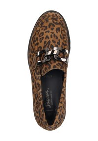 Leopardenprint loafers in bruin en zwart met een slanke zwarte kettingaccent. Zachte textuur en ontwerp met een ronde neus. Plat zwart zool.