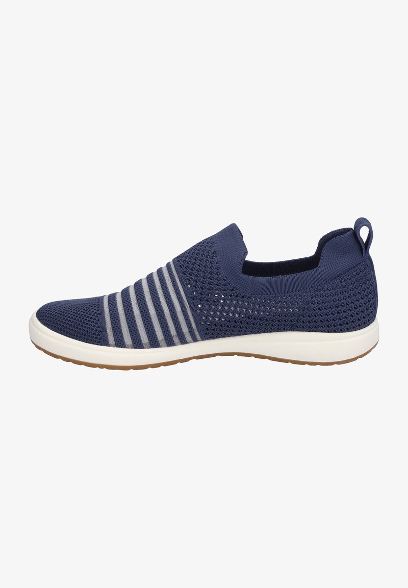 Baskets bleu marine à enfiler avec une tige en maille, des rayures grises au milieu du pied, une semelle blanche et une semelle extérieure marron, conçues pour un usage décontracté.