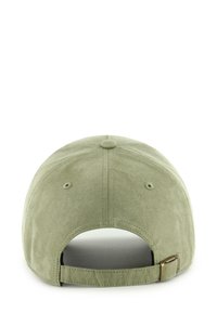 Cappello khaki con una texture suède liscia, dotato di una visiera curva e di una cinghia regolabile sul retro con hardware metallico.