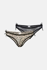 Dva páry dámskych nohavičiek: jedny so sieťovaným leopardím vzorom s čiernym lemovaním a jedny priesvitné čierne sieťované s čipkovými detailmi a mašličkami.