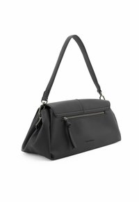 Borsa a spalla in pelle nera con forma strutturata, tasca frontale con zip e finitura texturizzata. Presenta un'unica tracolla lunga per il trasporto.